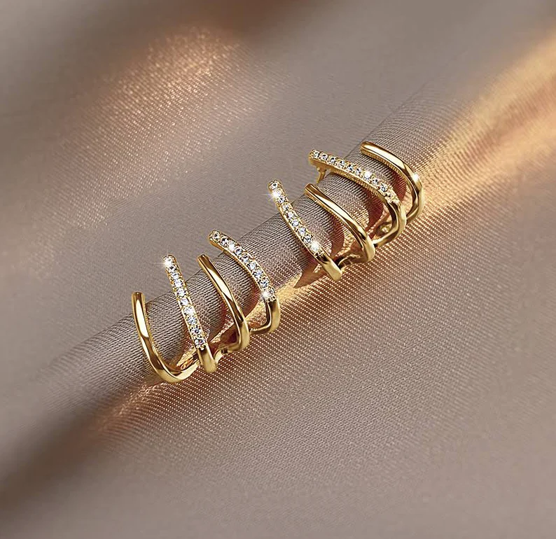 💎 ELEGANZA CHE CATTURA LA LUCE La placcatura in oro e gli zirconi luminosi riflettono ogni movimento con delicatezza. Un effetto raffinato e brillante che si fa notare senza mai risultare eccessivo.