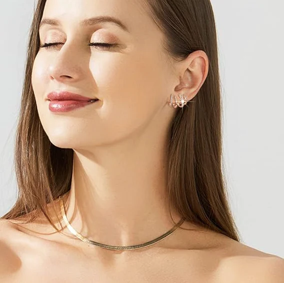 💎 ELEGANZA CHE CATTURA LA LUCE  La placcatura in oro e gli zirconi luminosi riflettono ogni movimento con  delicatezza. Un effetto raffinato e brillante che si fa notare senza mai risultare eccessivo.