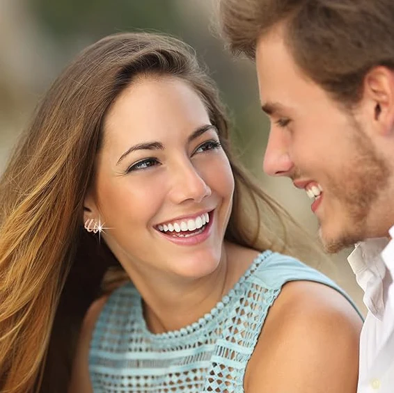 💎 ELEGANZA CHE CATTURA LA LUCE  La placcatura in oro e gli zirconi luminosi riflettono ogni movimento con  delicatezza. Un effetto raffinato e brillante che si fa notare senza mai risultare eccessivo.
