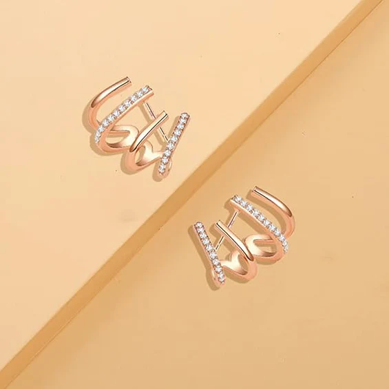 💎 ELEGANZA CHE CATTURA LA LUCE  La placcatura in oro e gli zirconi luminosi riflettono ogni movimento con  delicatezza. Un effetto raffinato e brillante che si fa notare senza mai risultare eccessivo.