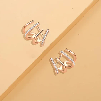 💎 ELEGANZA CHE CATTURA LA LUCE  La placcatura in oro e gli zirconi luminosi riflettono ogni movimento con  delicatezza. Un effetto raffinato e brillante che si fa notare senza mai risultare eccessivo.